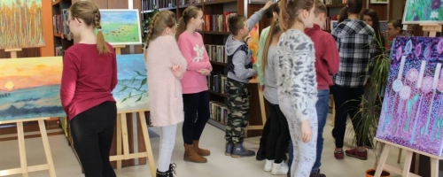 Dzieci i młodzież na lekcjach sztuki zwiedzają wystawę